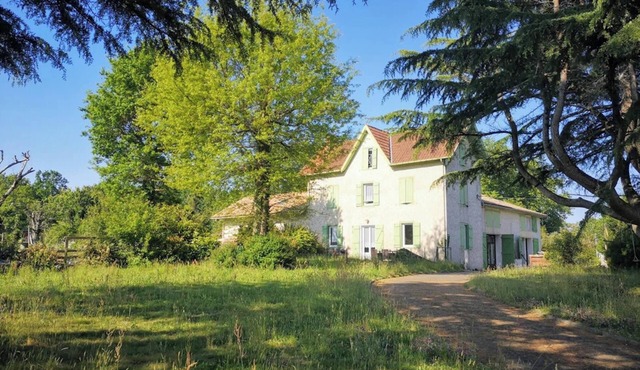 Homerez - Spacious House with Pool in Saubrigues