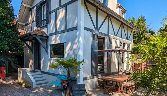 Homerez - Spacious house for 7 ppl. with garden and terrace at Vaucresson