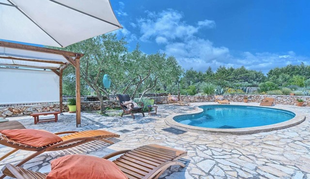 Homerez - Spacious House with Private Pool in Stari Grad