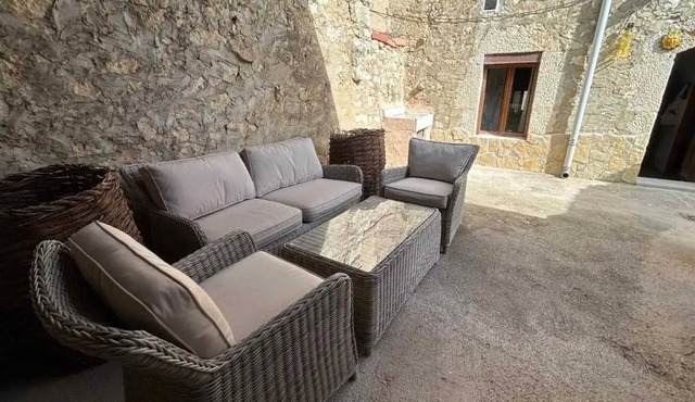 Homerez - Spacious House in Valdeande with Garden