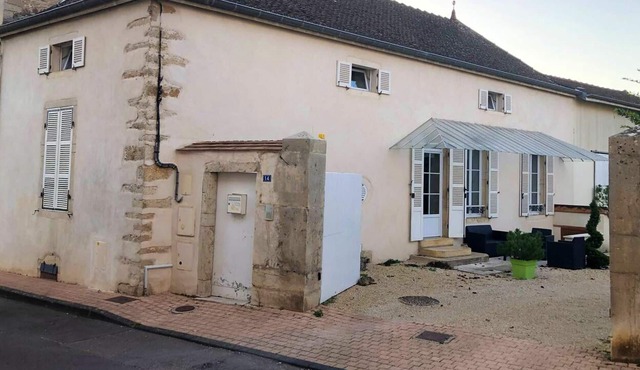 Homerez - Spacious house for 6 ppl. with garden and terrace at Meursault