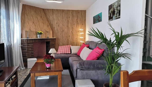 Homerez - Spacious House in Deltebre, Terrace Included