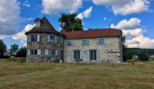 Homerez - Spacious House with Mountain View in Naucelles