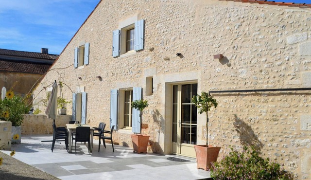 Homerez - Spacious House in Cabariot, 180m², Garden