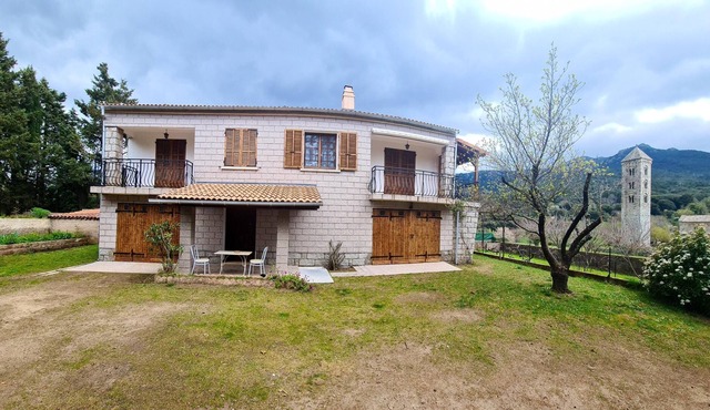 Homerez - Spacious house for 6 ppl. with jacuzzi, garden and terrace at Carbini