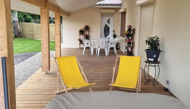Homerez - Spacious house in Carcans with jacuzzi