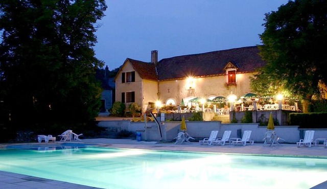 Homerez - Spacious house for 4 ppl. with shared pool and terrace at Carlucet