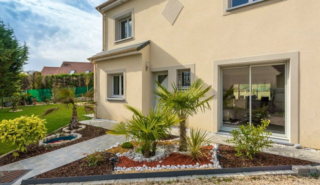 Homerez - Spacious house in Groslay with private garden and terrace