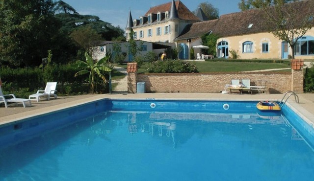 Homerez - Spacious house in Queyssac with garden