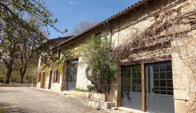 Homerez - Spacious House with Shared Pool in Razès
