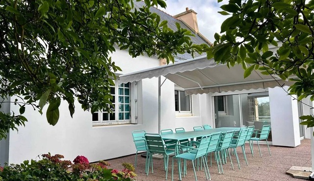 Homerez - Spacious Villa Saint-Hernin with Cosy Spa