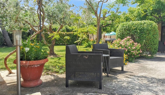 Homerez - Spacious villa with private pool in Bédarrides + 220 m² + Near Avignon