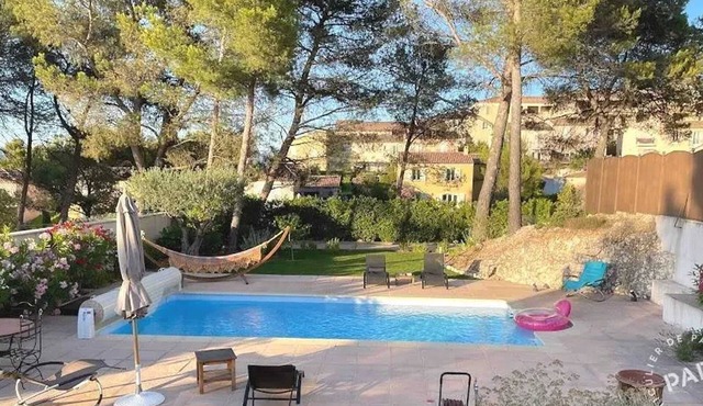 Homerez - Spacious Villa in Mallemort with Private Pool