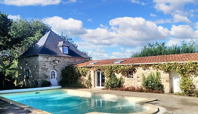 Homerez - Spacious Villa with Private Pool in Ploubezre