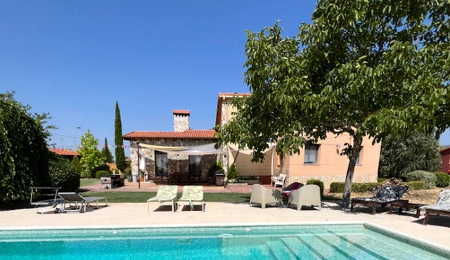 Homerez - Spacious villa for 7 ppl. with swimming-pool and terrace at Uceda