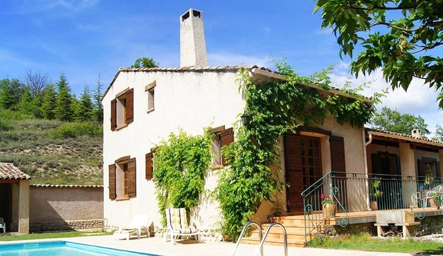 Homerez - Spacious villa for 7 ppl. with swimming-pool and terrace at Riez
