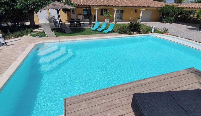 Homerez - Spacious villa in Béziers with private pool and jacuzzi