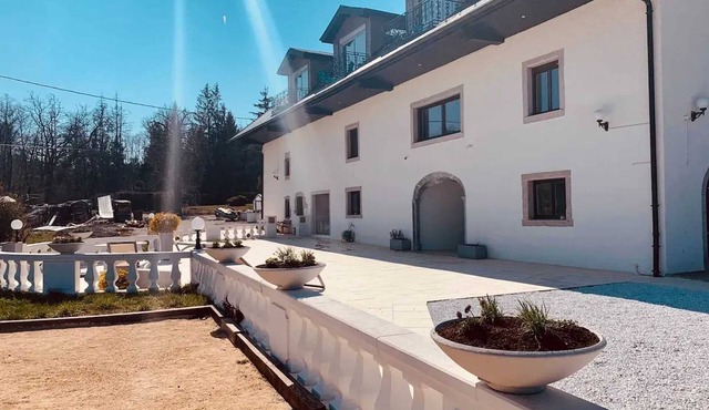 Homerez - Spacious Villa with Pool near Geneva