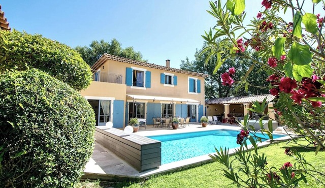 Homerez - Spacious Villa with Pool and Jacuzzi