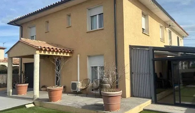 Homerez - Spacious Villa in Claira with Private Pool