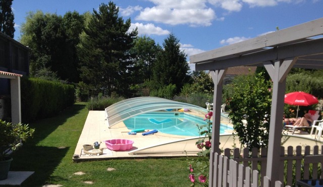 Homerez - Studio for 3 ppl. with swimming-pool and garden at Saint-Jean-d'Angély