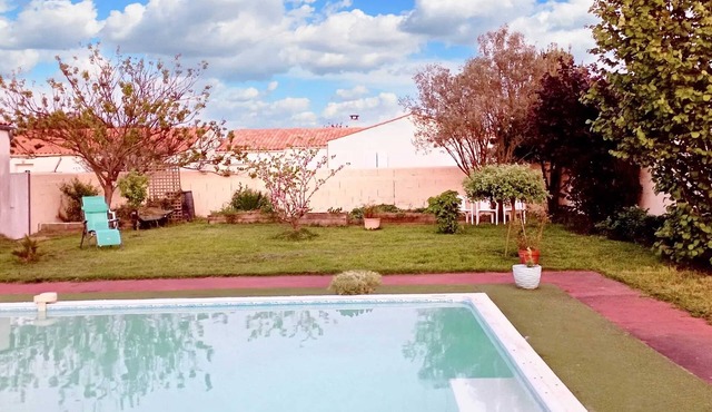 Homerez - Studio with Pool in La Jarrie