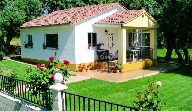 Homerez - Villa for 4 ppl. with swimming-pool and terrace at La Calzada de Béjar