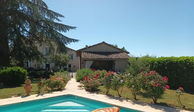 Homerez - Villa for 4 ppl. with swimming-pool and terrace at Lisle-sur-Tarn