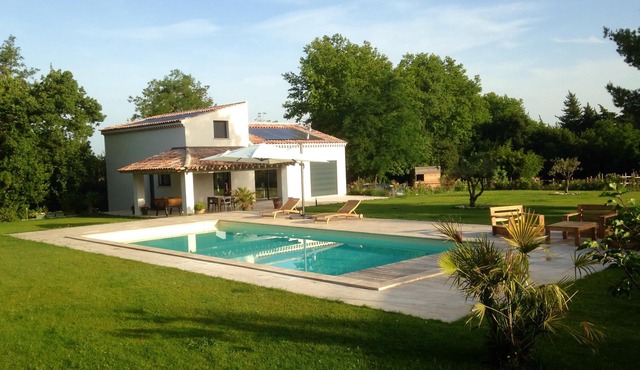 Homerez - Villa for 10 ppl. with swimming-pool, garden and terrace at Eyragues