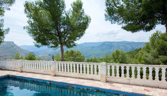 Homerez - Villa for 12 ppl. with swimming-pool, garden and terrace at Chulilla