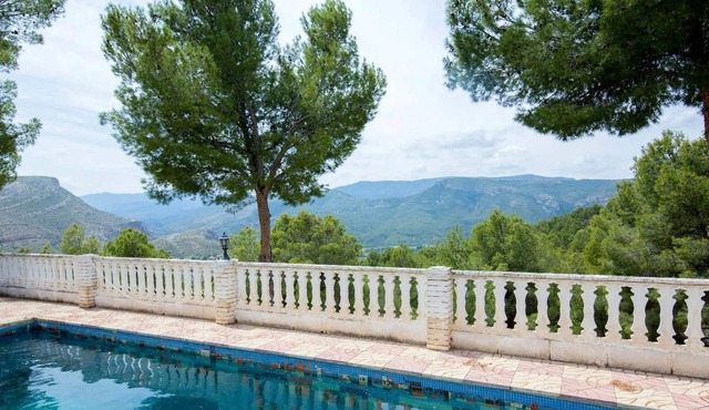 Homerez - Villa for 12 ppl. with swimming-pool, garden and terrace at Chulilla