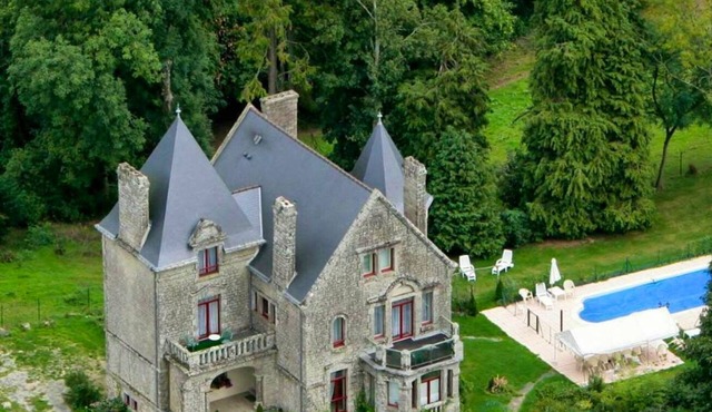 Homerez - Villa for 18 ppl. with swimming-pool, garden and terrace at Langoëlan