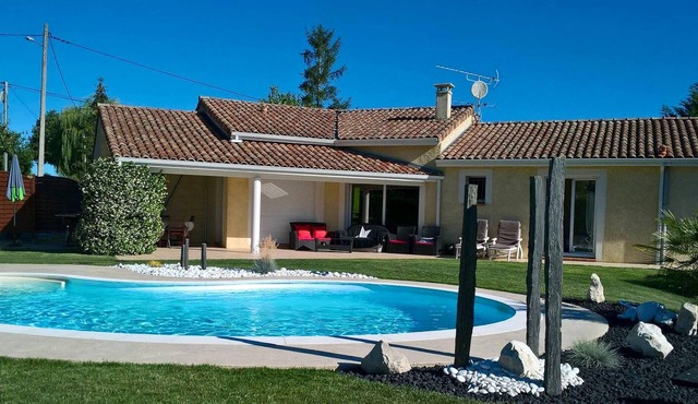 Homerez - Villa for 8 ppl. with swimming-pool, garden and terrace at Paulhac