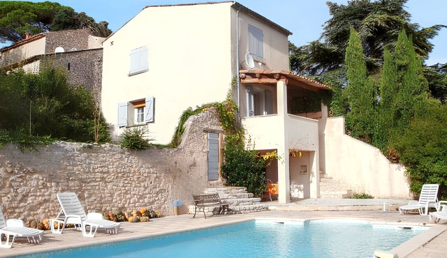 Homerez - Villa in Dauphin, garden, pool