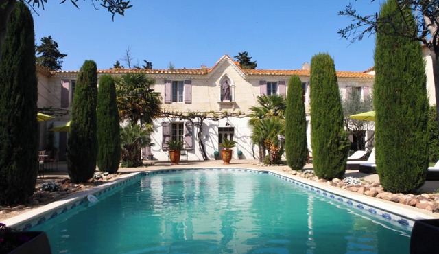 Homerez - Villa in Saint-Gilles with Pool
