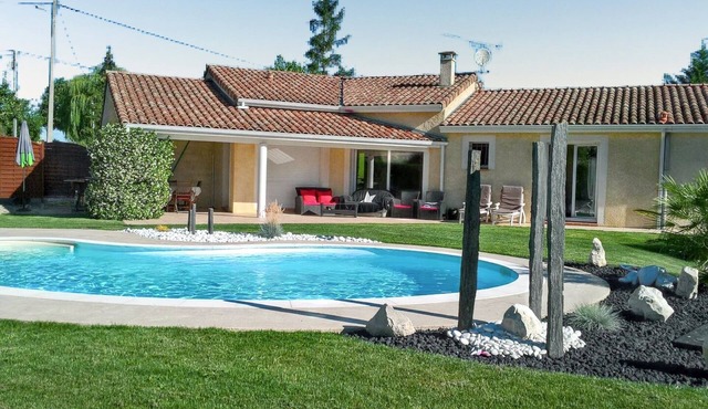 Homerez - Villa with Pool in Paulhac