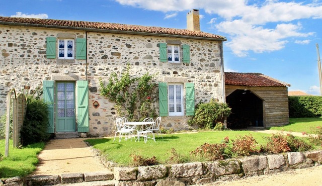 Homerez - Welcoming house with lake view in Moncoutant