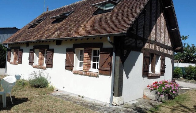 Homerez - Welcoming house in Salbris with enclosed garden and terrace.