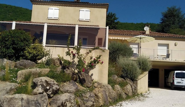 Homerez - Welcoming house in Nant with shared pool