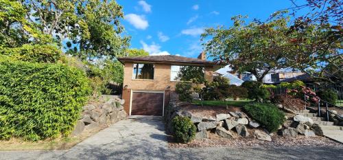 HomeSmart: Cozy Charm Meets High-Tech in Prime Area