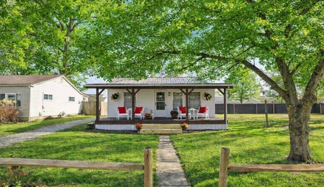 Homesmith Cottage Buckeye Lake with Hot Tub!