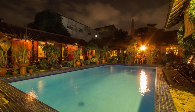Homestay bernuansa klasik dengan kolam renang dan taman
