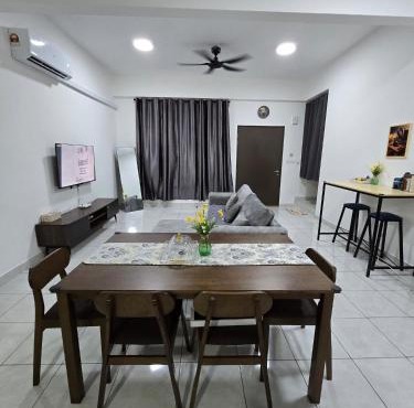 Homestay Iris Puncak Alam l Bersebelahan Hospital UiTM Puncak Alam l Teres 2 Tingkat