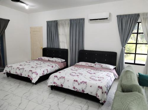 Homestay Rezquna Family Room