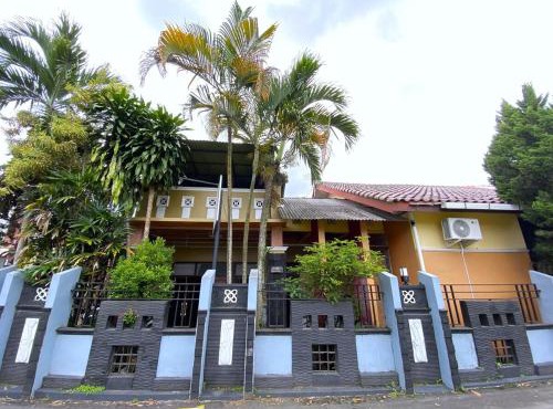 Homestay Syariah Dekat UII Kolam Renang Pribadi By Simply Homy