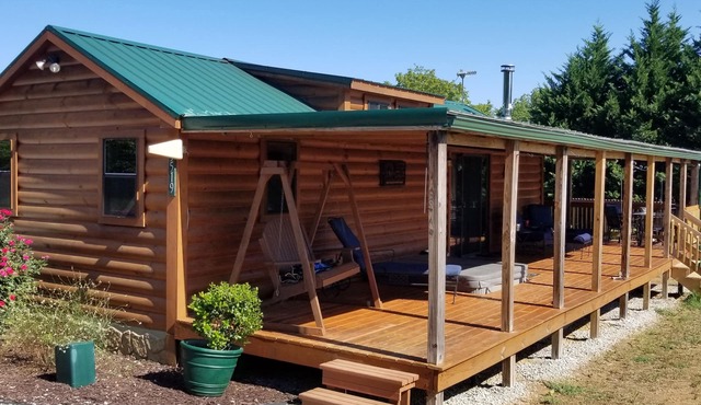 Homestead Cabin with hot tub