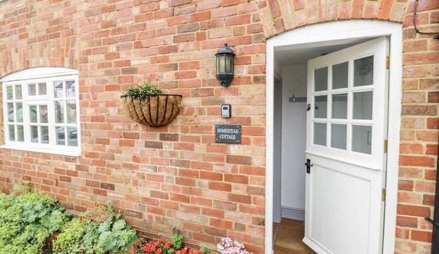 HOMESTEAD COTTAGE, with a garden in Halford