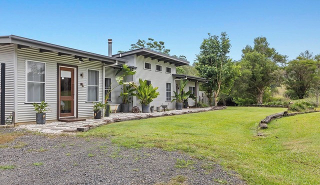 Homestead - Creekside StaynnEntertainers paradise immersed in nature with creek.