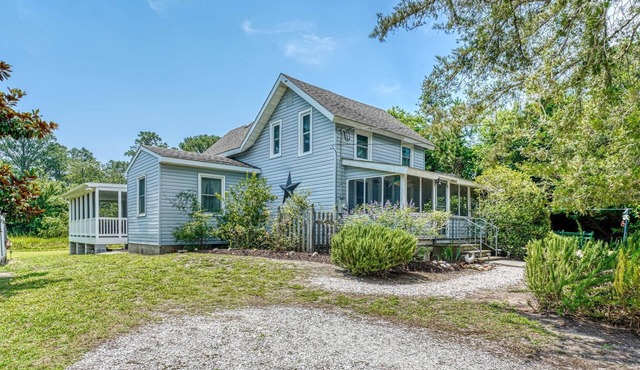 Homestead | Historic Cottage on 30 Acres, Porches, Bay Breezes, Outdoor Shower, Nature Retreat