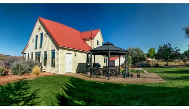 Homestead Hideaway- Spacious Home Central to Zion, Grand Canyon, Bryce & More!